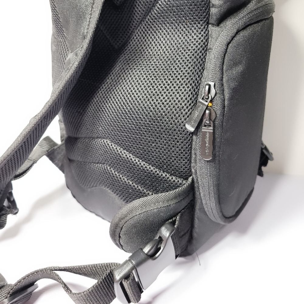 Amazon Basics Camera Sling Pack - Picture 6 of 7